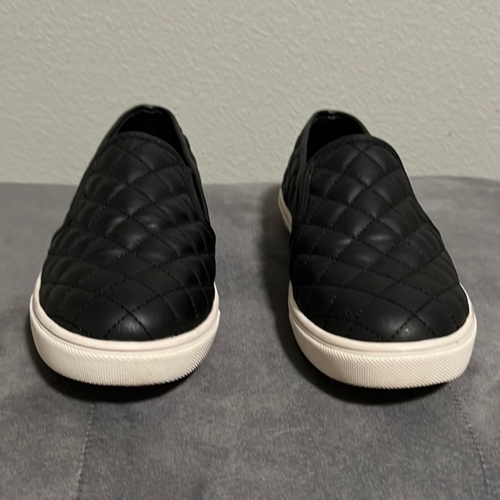 Steve Madden Black Slip On Quilted Eccentrcq Shoes - Picture 2 of 7
